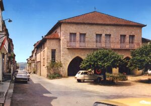 FR - Place de la Liberté - Villefranche-du-Perigord__AIE