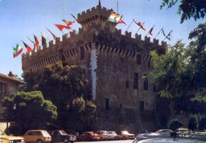 FR - Place du Château - Cagnes-dur-Mer__AIE