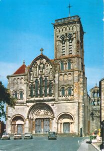FR - Rue du Château - Vezelay__AIE