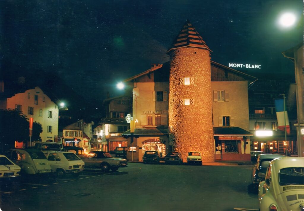 FR - Place de l'Église - Megeve__AIE